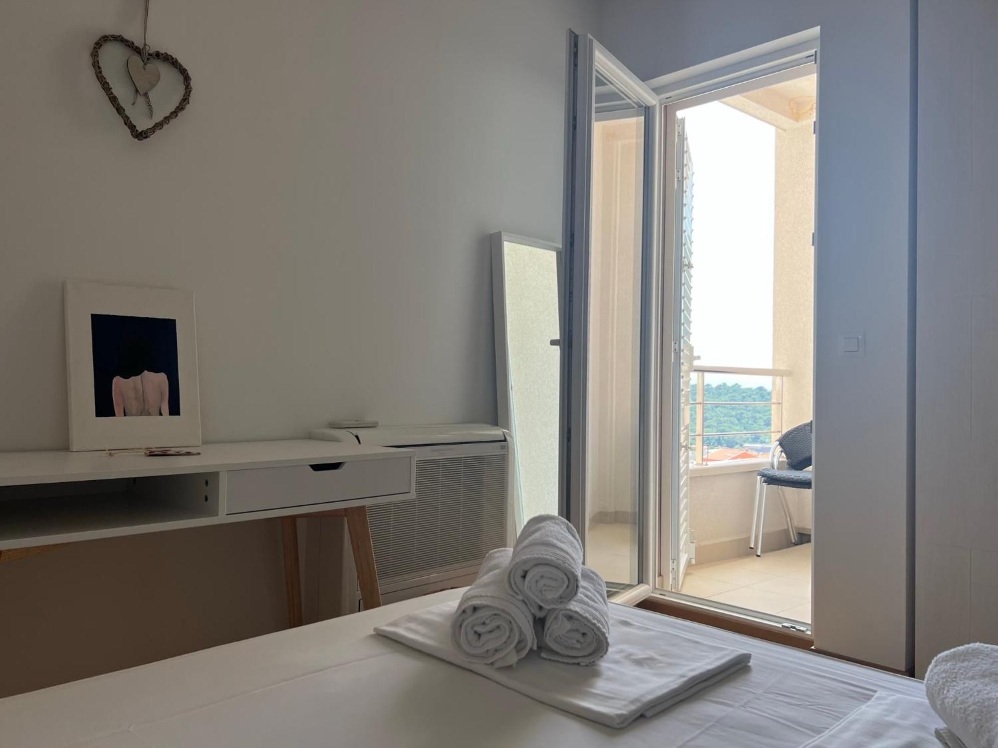 Apartment Lucija - Cozy Flat In The City Center With A Sea View & Parking Makarska Exterior photo